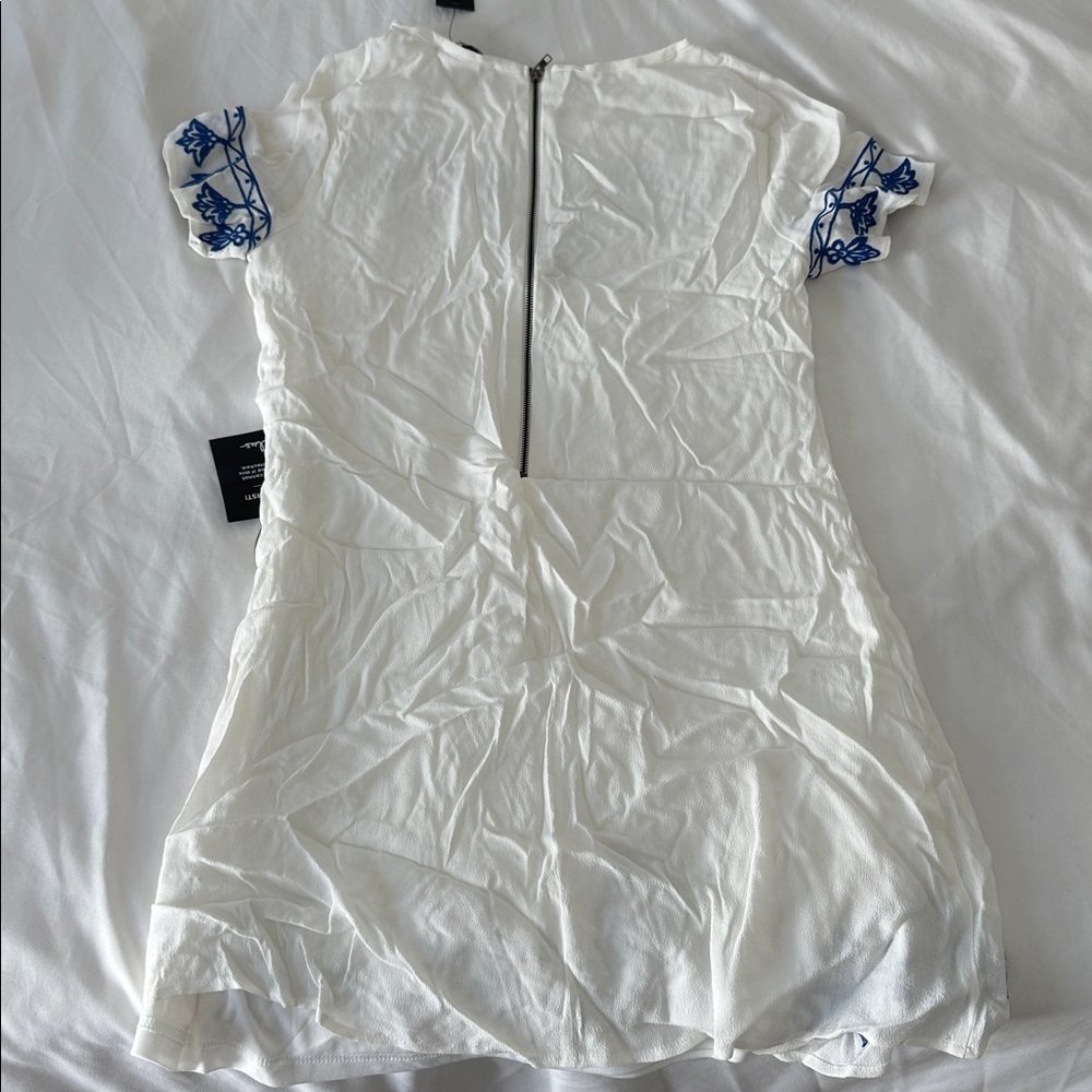 NWT - Lulu's Elegant White Blouse w Blue Embroidery (will steam before shipping) - Picture 4 of 4